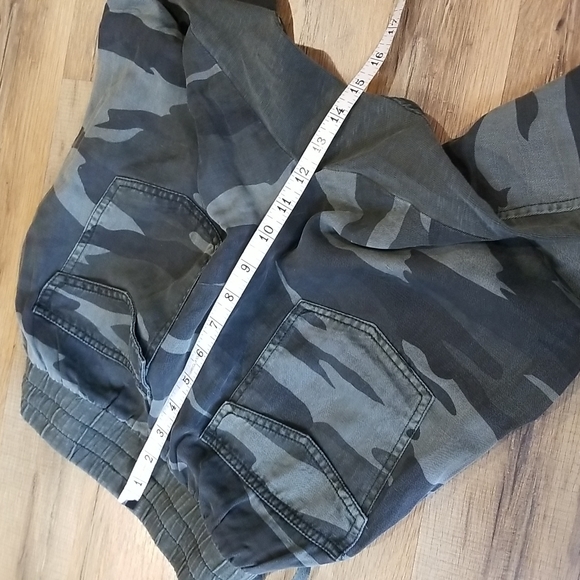 SPLENDID Lyocell Linen Camo Jogger Pants with front and back pockets - Picture 13 of 14
